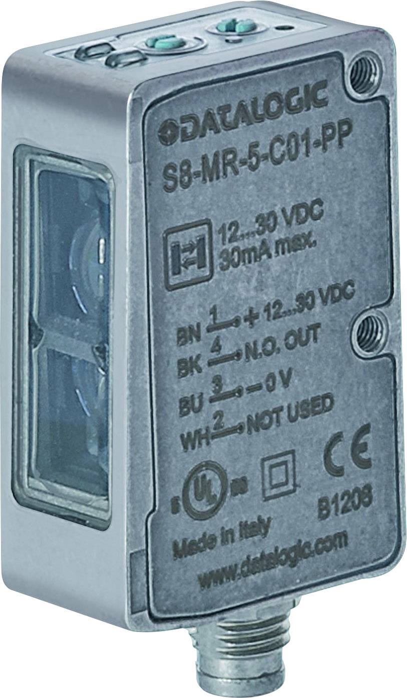 Kovový senzor Datalogic S8-MR-5-C01-PP, s vytlačenými technickými špecifikáciami, bezdotykovo deteguje objekty, používaný v priemyselných aplikáciách.