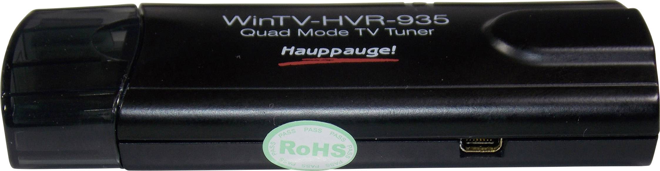 Na čiernom zariadení je vytlačený nápis 'WinTV-HVR-935 Quad Mode TV Tuner'. Ide o USB TV tuner od spoločnosti Hauppauge.