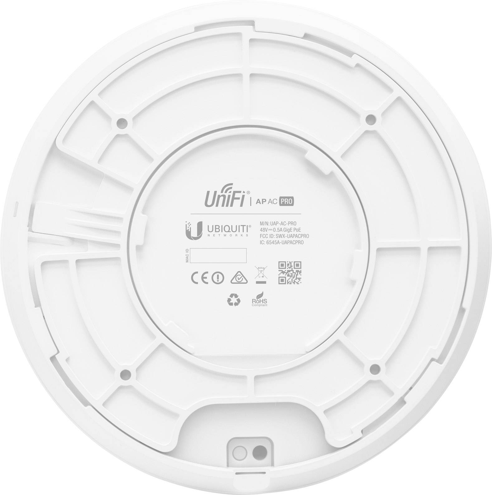 Zadná strana UniFi AP AC Pro zariadenia od Ubiquiti. V strede sú viditeľné názov modelu a technické informácie, ako napríklad FCC-ID a označenie CE.