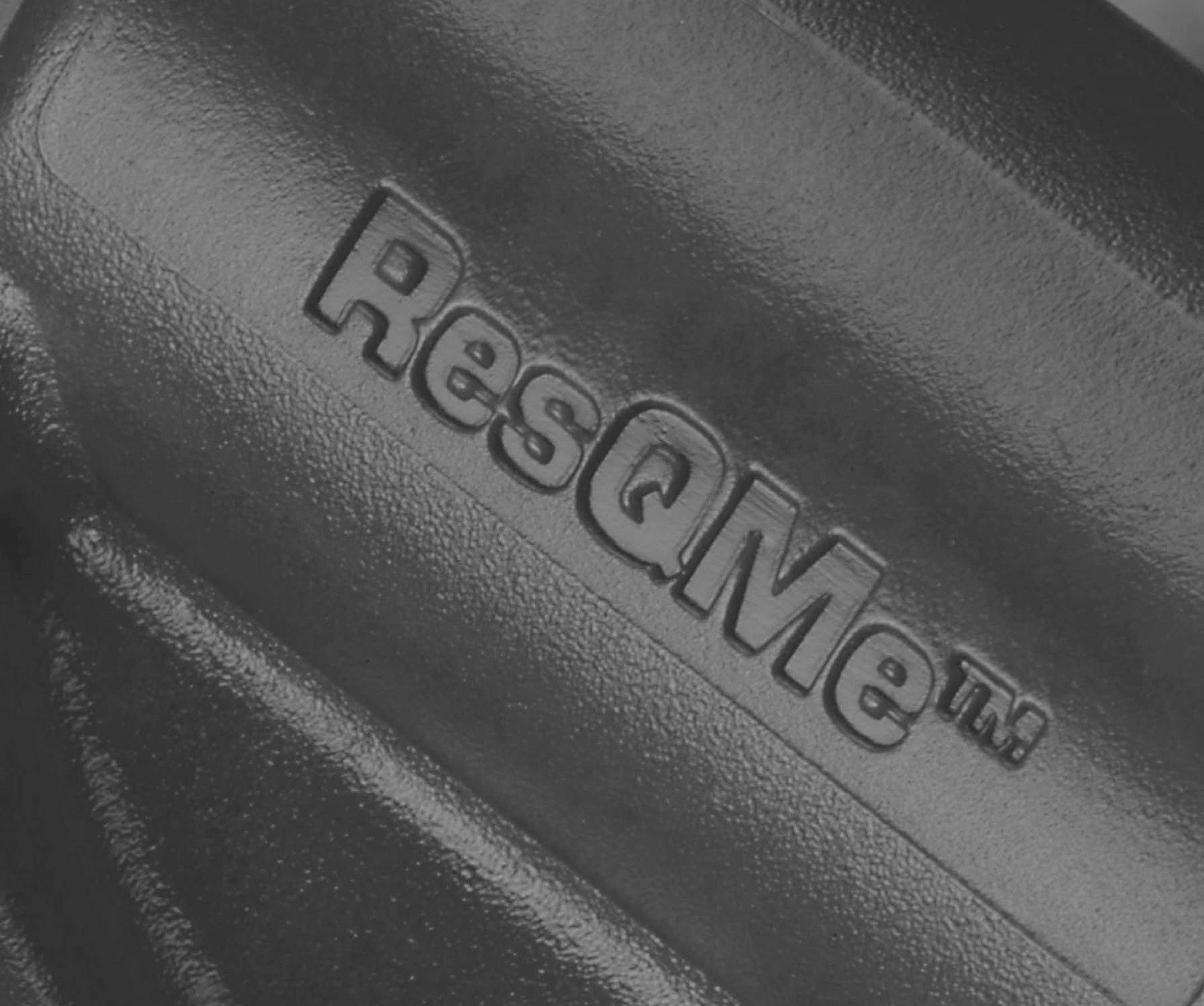 Detailný záber kovového nástroja s nápisom 'ResQMe'.