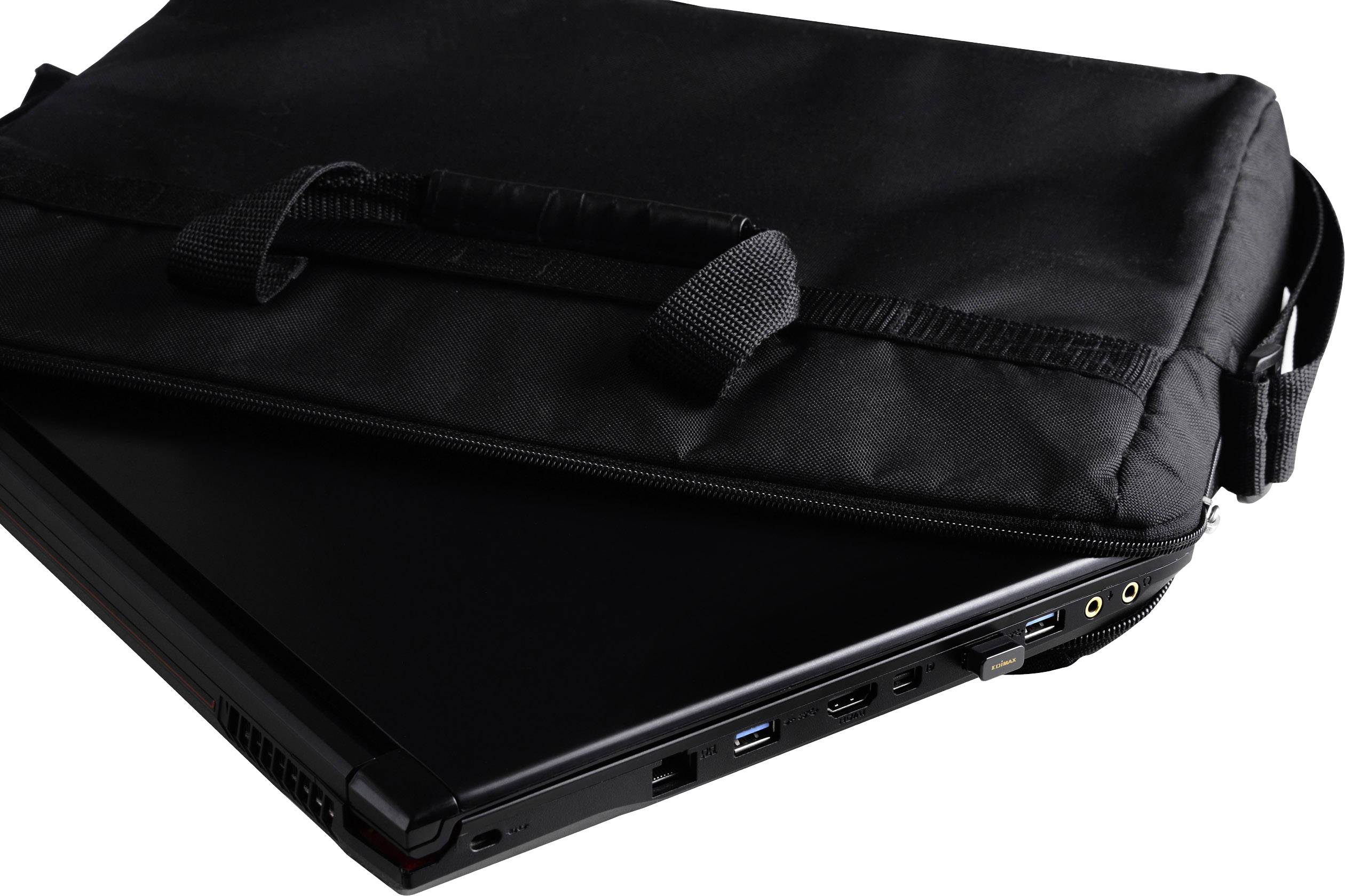 Čierny laptop čiastočne vyčnieva z čiernej laptopovej tašky, ktorá má na vrchu rukoväť na nosenie a ramenný popruh.