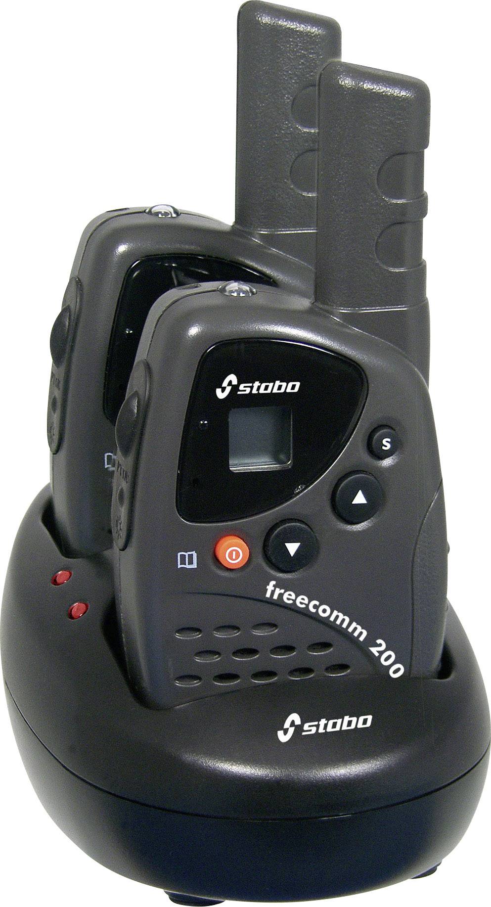 Dva čierne vysielačky značky 'Stabo Freecomm 200' sú umiestnené v nabíjacej stanici. Majú digitálny displej a niekoľko tlačidiel.