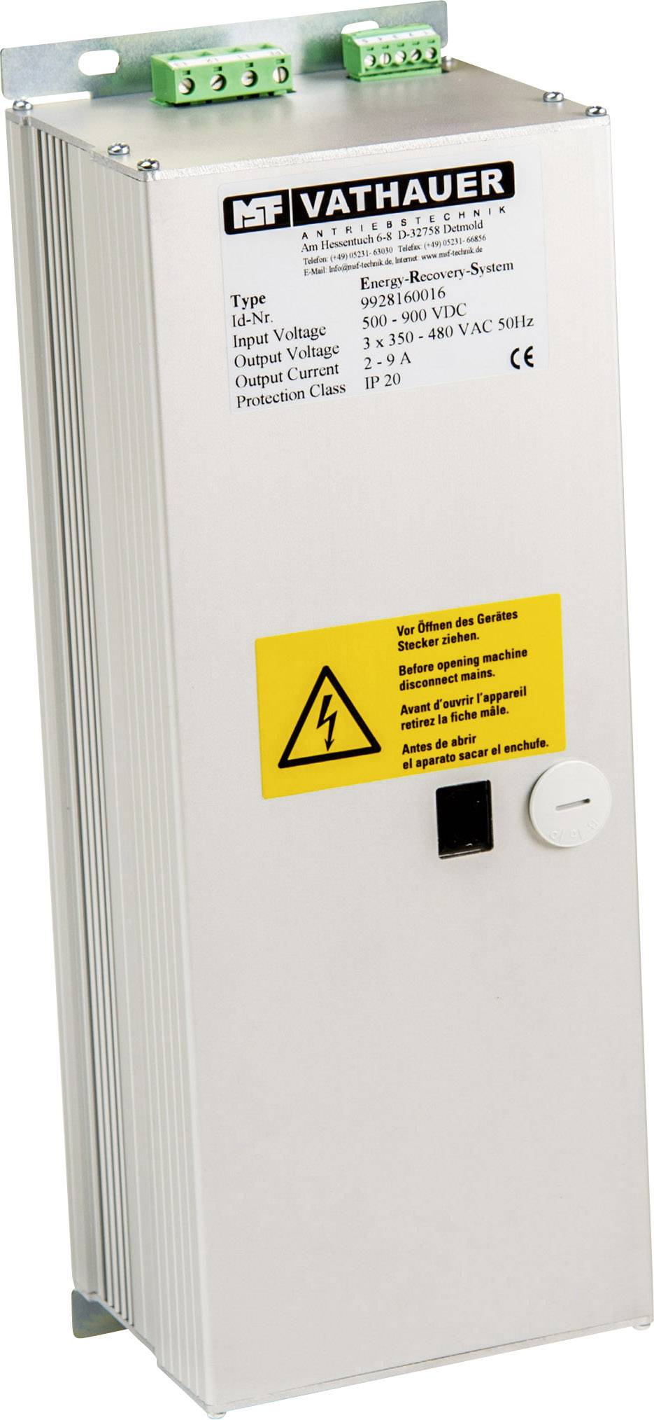 Obdĺžnikové elektrické zariadenie s žltým výstražným symbolom, vstupnými a výstupnými údajmi a logom výrobcu na prednej strane.