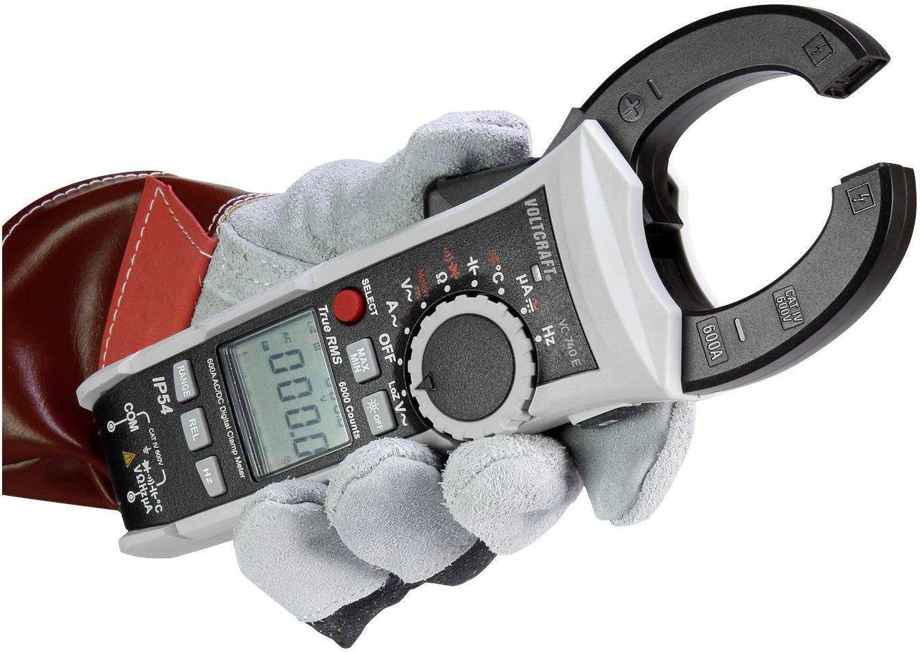Elektrikárska ruka drží digitálne kliešťové multimeter. Nezobrazuje žiadne namerané hodnoty. Rukavica a prístroj slúžia na bezpečnosť počas meraní.