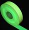 Žiarivý, zelený pás na rolke, ktorý svieti v tme.
