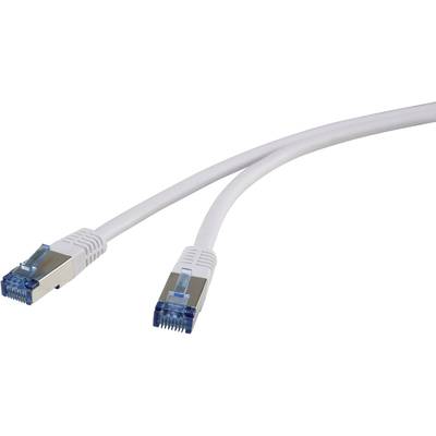 Biely ethernetový kábel s dvoma konektormi RJ-45 na koncoch, ktorý sa používa na sieťové pripojenie.