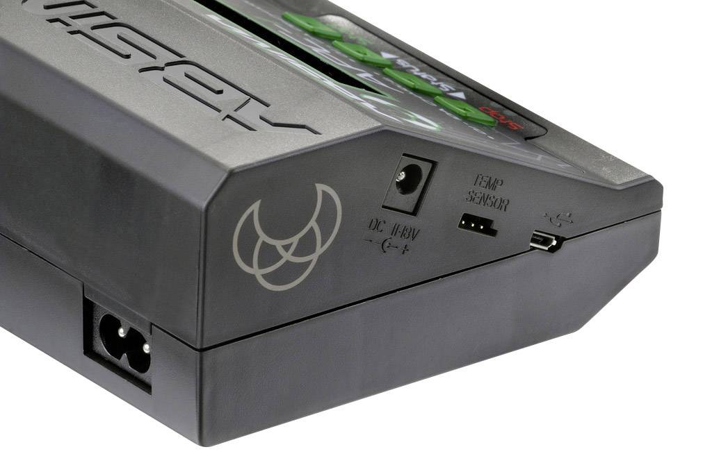 Roh čierneho elektronického zariadenia s nápisom a viacerými konektormi.