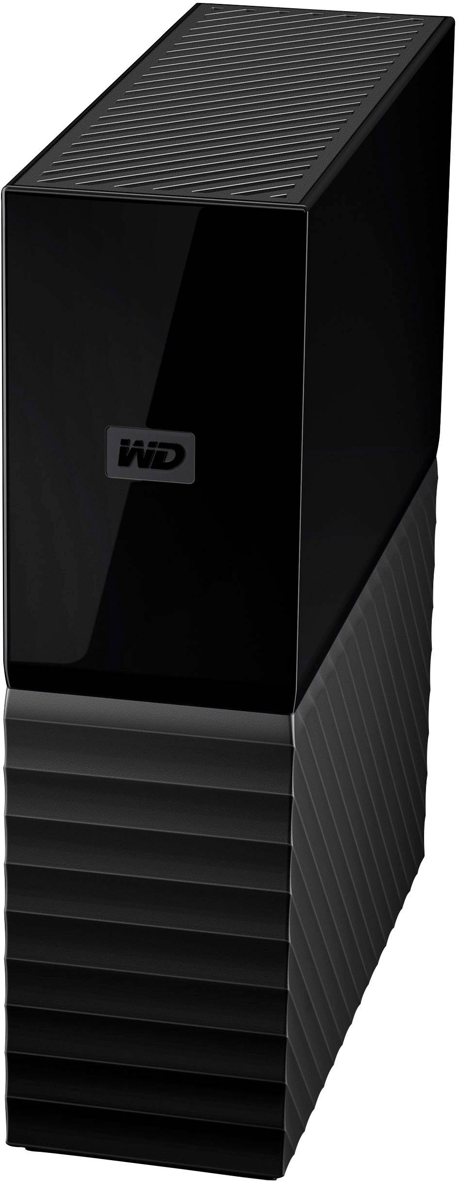 Externý pevný disk v čiernom obale s logom 'WD', postavený vo vertikálnej polohe.