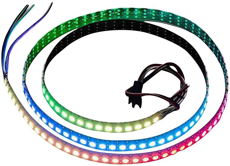 LED pásy v rôznych farbách svietia na zeleno, modro a červeno. Napájacie káble sú pripojené.