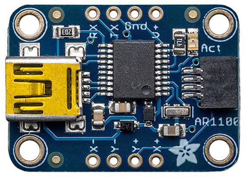 Malá elektronická doska plošných spojov s micro-USB konektorom, niekoľkými čipmi a odpormi. Slúži na napájanie alebo prenos dát.