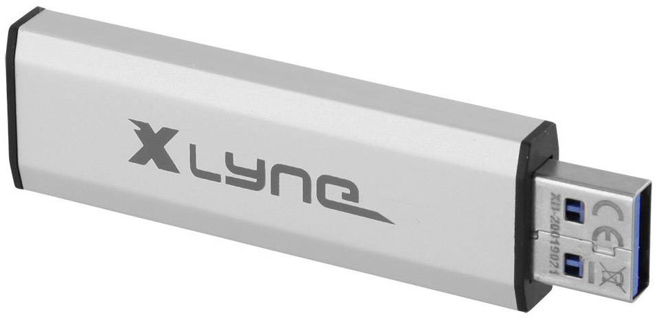 Strieborný USB kľúč s nápisom 'Xlyne' na boku, zobrazujúci USB konektor a časti obalu.