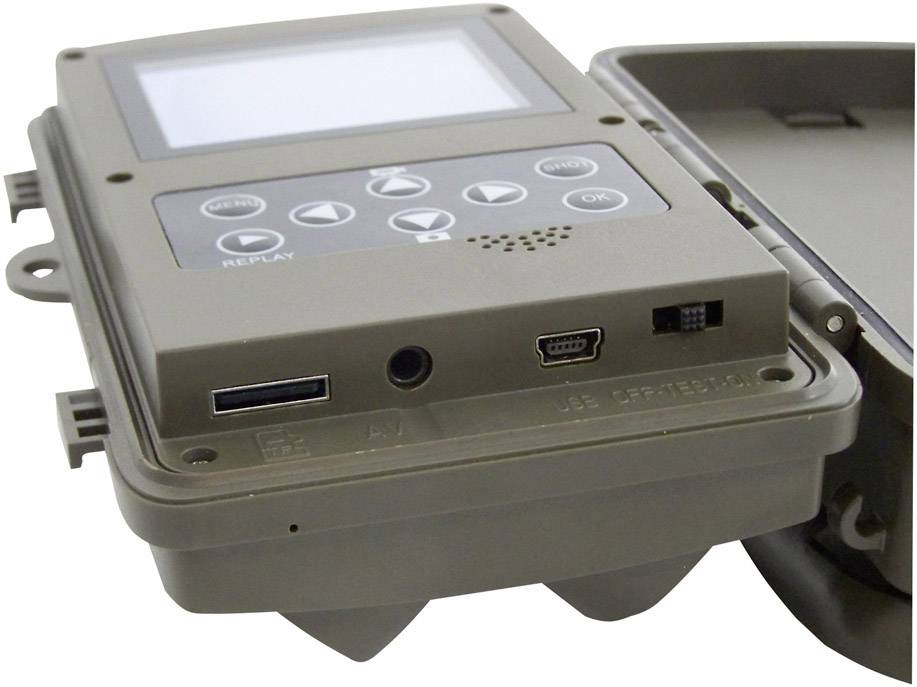 Sivé elektronické zariadenie s obrazovkou a tlačidlami. Disponuje USB a audio portami.