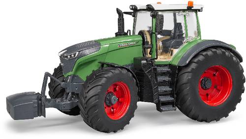 Zelený traktor s veľkými čiernymi pneumatikami a červenými diskami na bielom pozadí.
