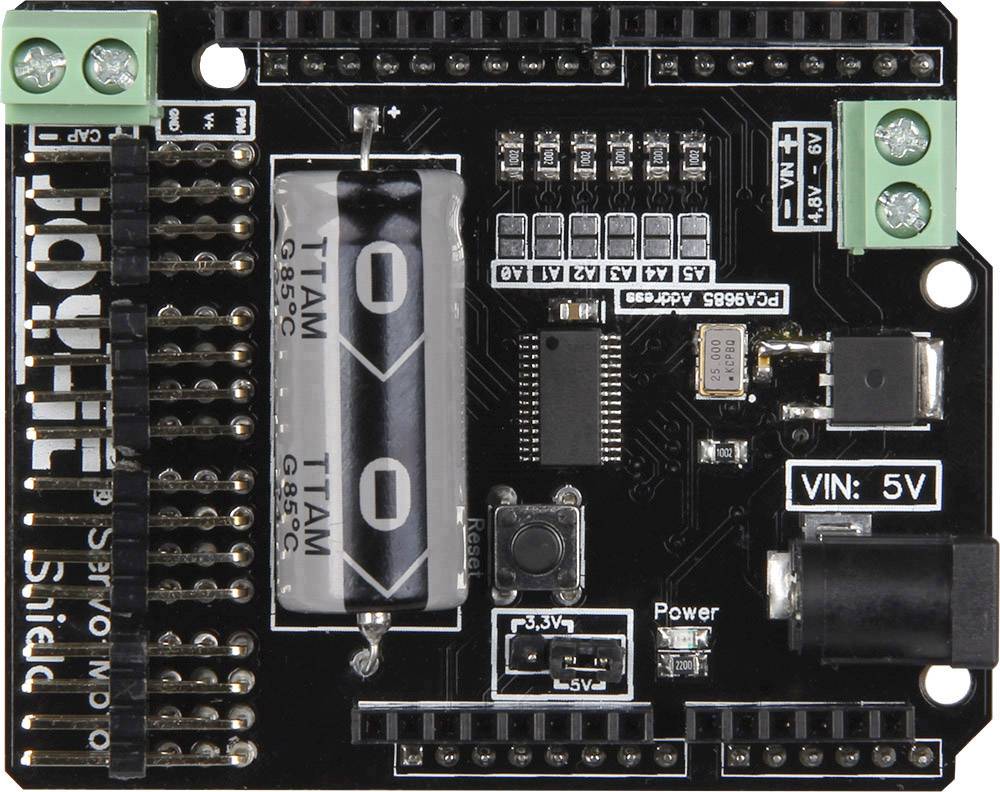 Elektronická doska s čipmi, odpormi a konektormi. Označenia ukazujú napájanie 'VIN: 5V'.
