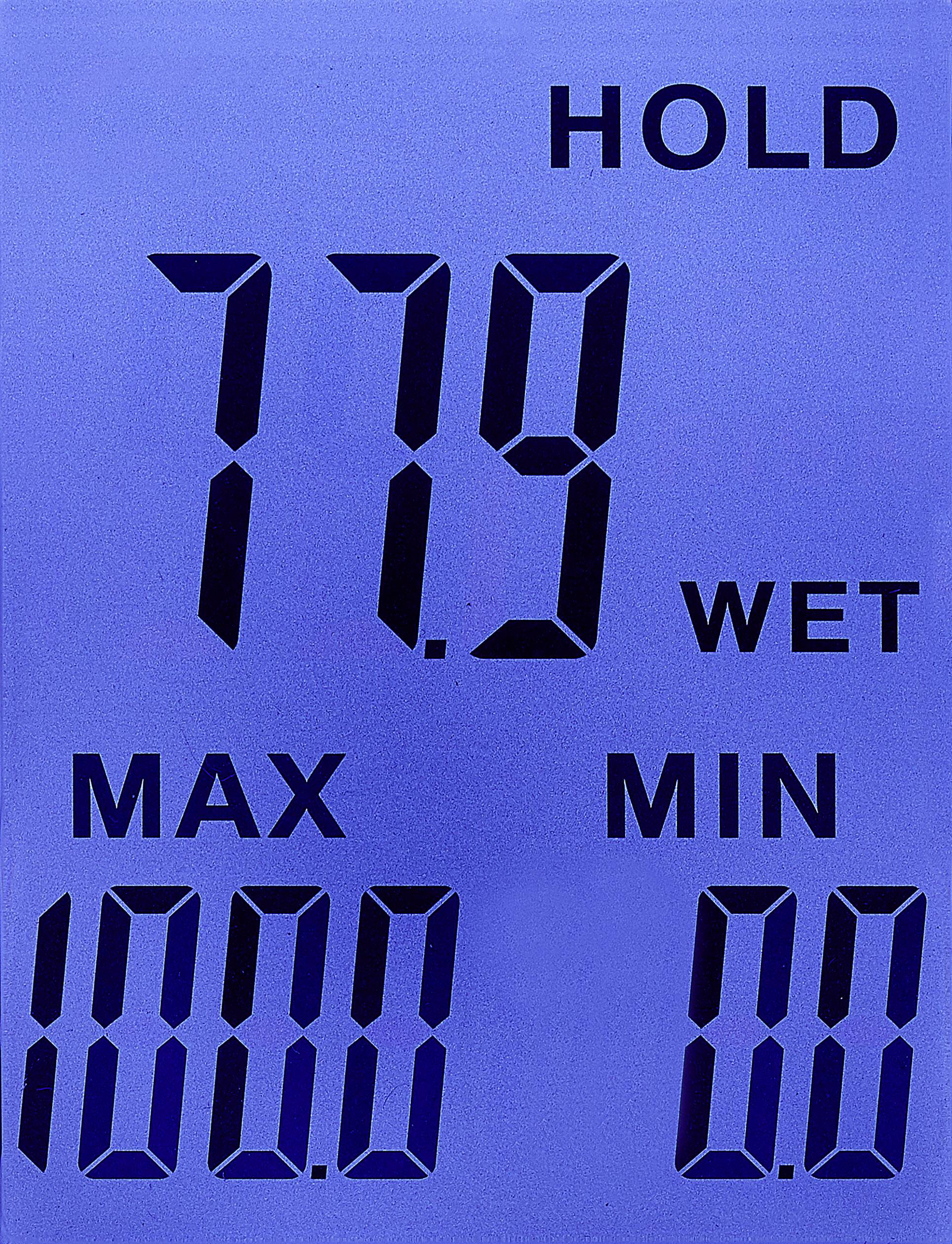 Elektronický displej na modrom pozadí zobrazuje 'HOLD', 'WET', veľké číslo 779, 'MAX' 1000, 'MIN' 00.