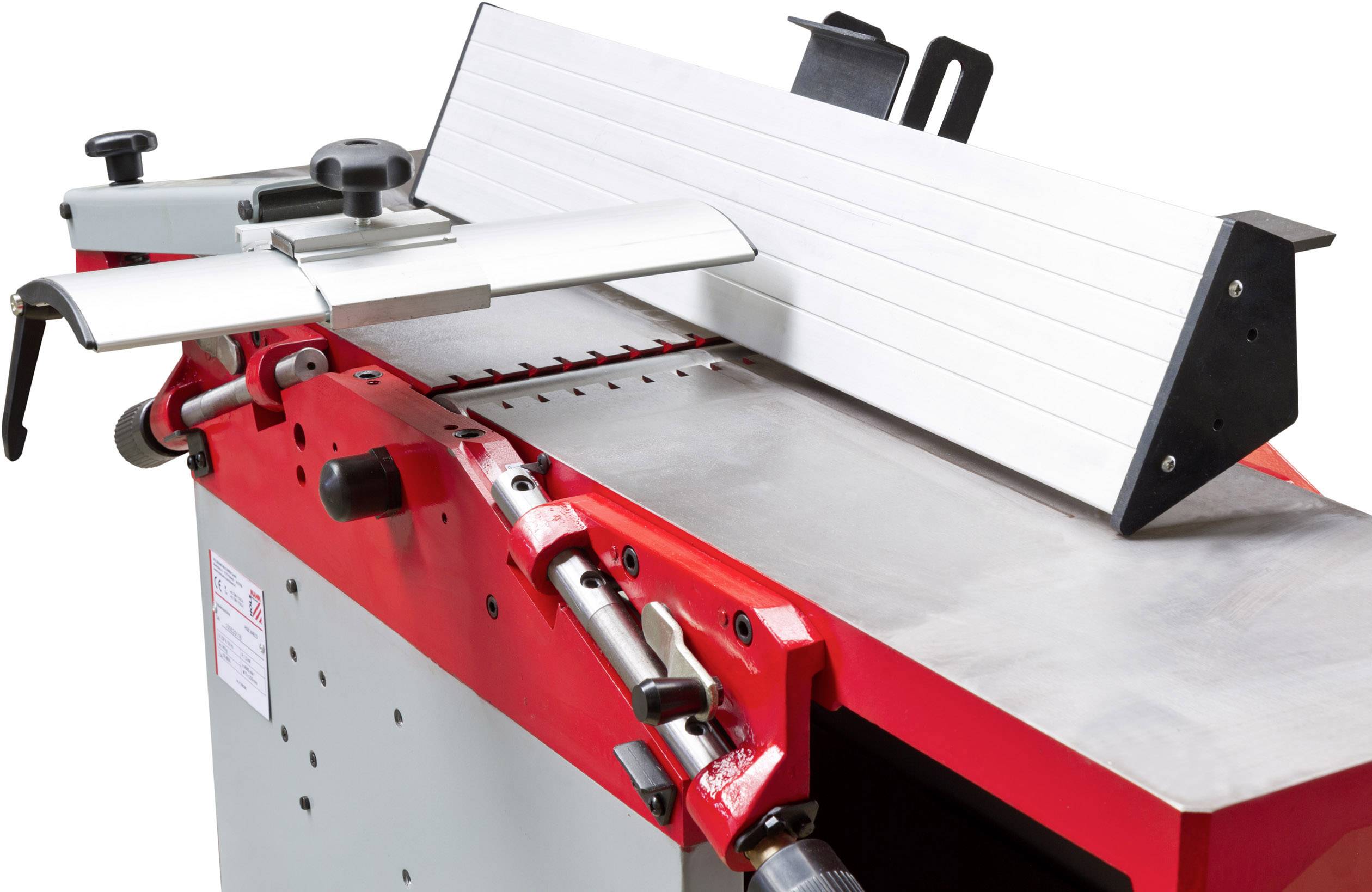 Červený hobľovací stroj so striebornými kovovými súčasťami a nastaviteľným vedením. Používa sa pri spracovaní dreva.