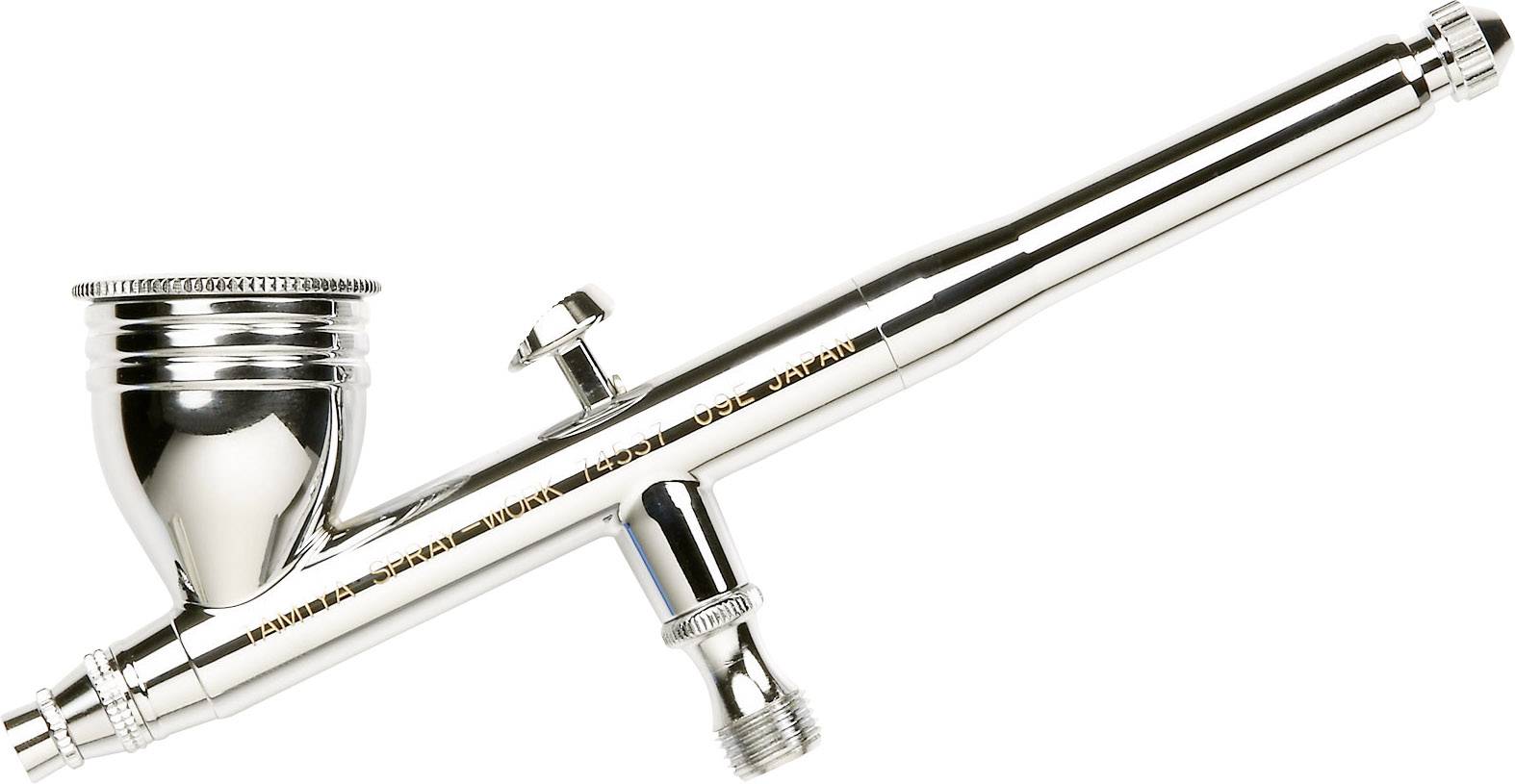 Strieborný airbrush prístroj s nádobkou na farbu a jemnou rozprašovacou dýzou, používaný najmä pre presné maliarske techniky.