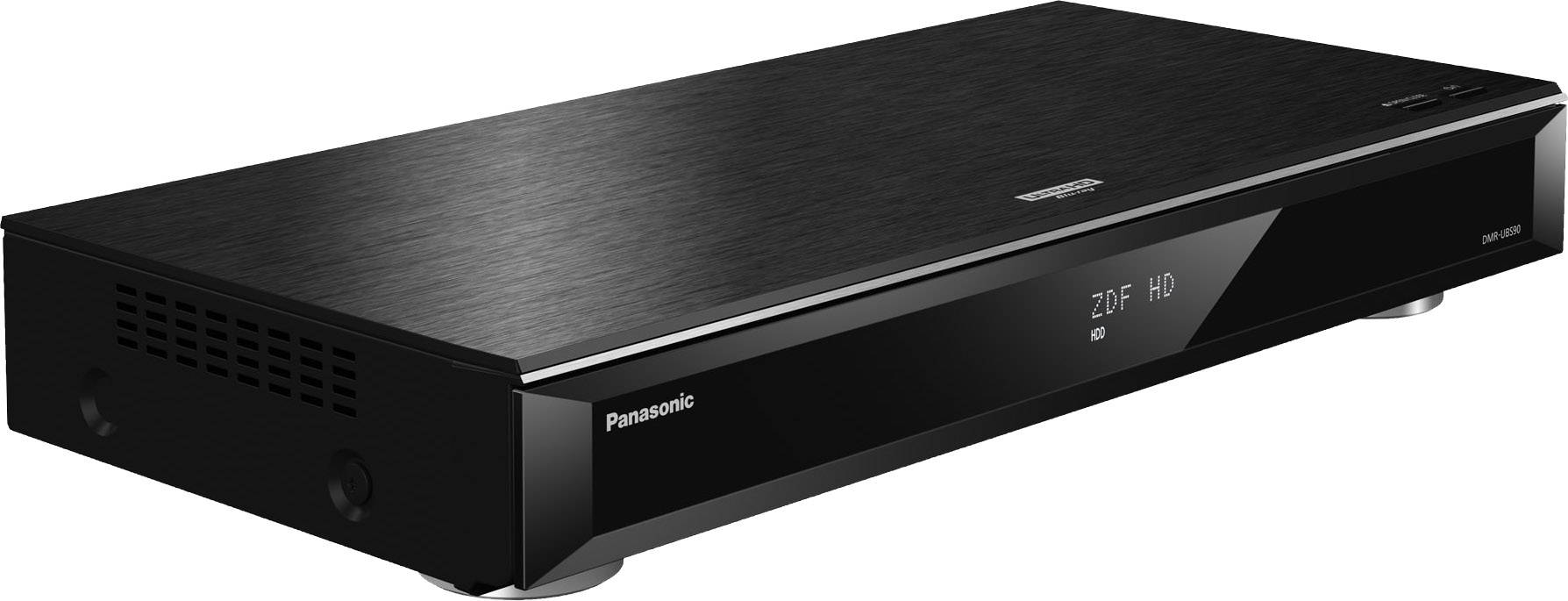 Čierny Panasonic Blu-ray prehrávač, pohľad spredu v uhle. Na displeji je zobrazené 'ZDF HD'. Zariadenie má moderný dizajn s hladkým povrchom.
