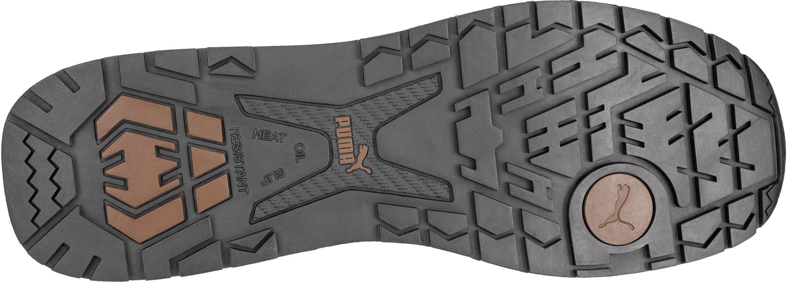 Čierna a sivá podrážka topánky s oranžovým logom Puma a profilovaným, protišmykovým povrchom.