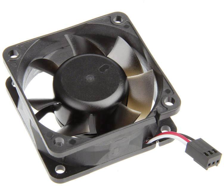 Čierny počítačový ventilátor so šiestimi krídlami a trojvodičovým pripájacím káblom, vhodný na chladenie elektronických komponentov.