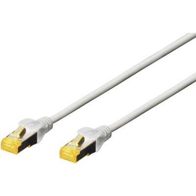 Biely ethernetový kábel so žltými konektormi na oboch koncoch, používaný na sieťové prepojenie počítačov a zariadení.