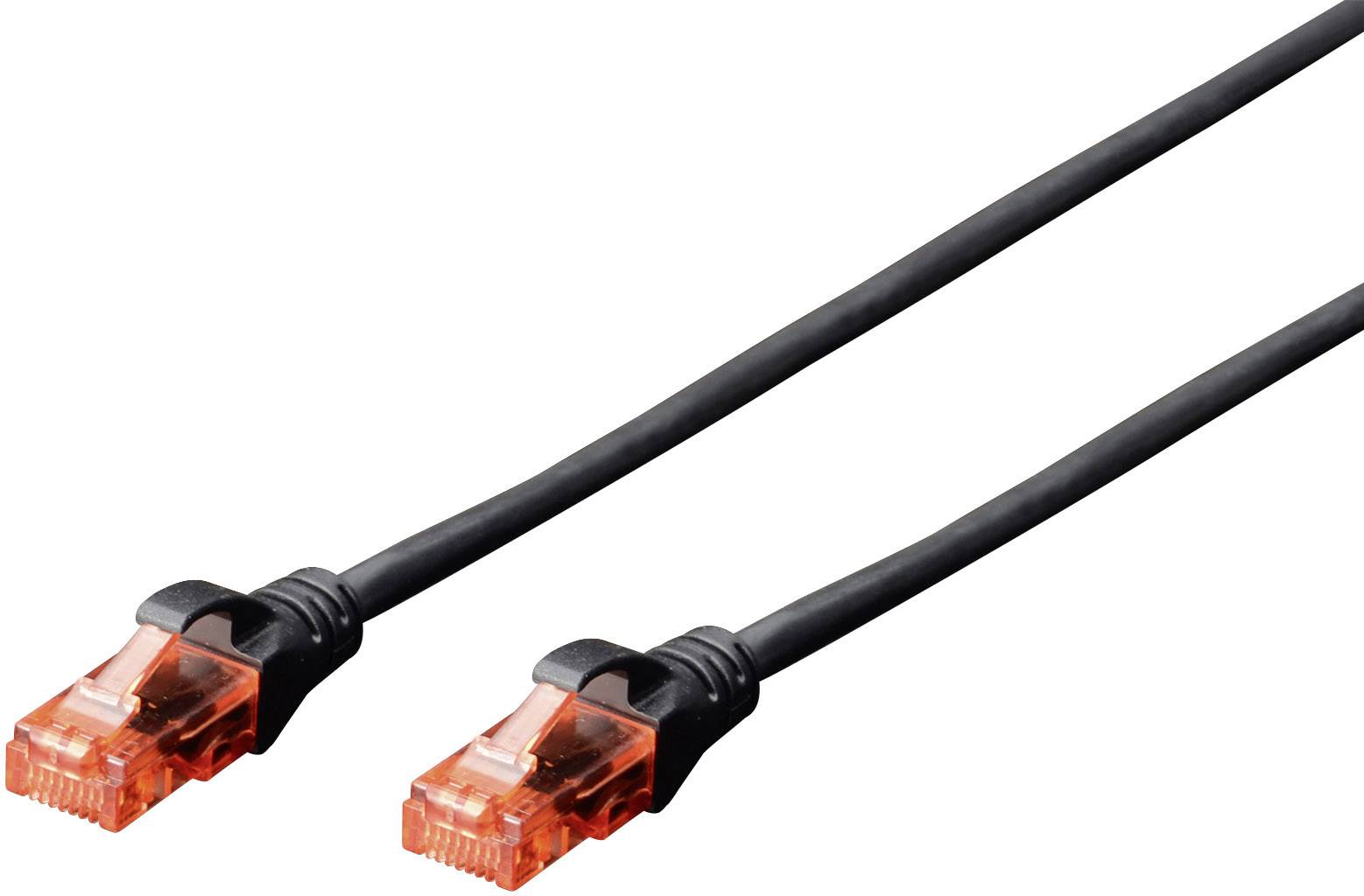 Čiernobiely ethernetový kábel s oranžovými konektormi na oboch koncoch, umiestnený na bielom pozadí.