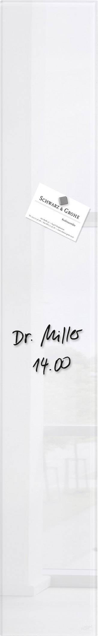 Na stene je poznámka na lístku s textom "Dr. Müller 14.00". Tiež je viditeľná tabuľa s logom a textom.