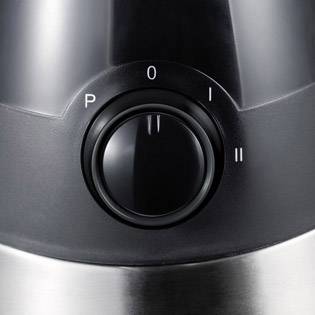 Detailný záber čierneho otočného gombíka na kuchynskom spotrebiči. Gombík zobrazuje nastavenia '0', 'I' a 'II'.