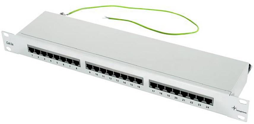 Sieťový patch panel s 24 ethernetovými portami v striebornom kryte. Zelený uzemňovací kábel je pripojený.