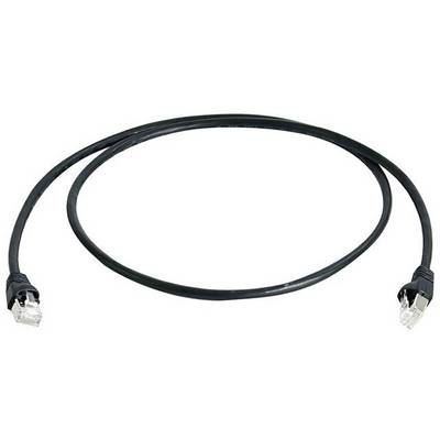 Čierny ethernetový kábel s dvoma RJ45 konektormi, položený plochým spôsobom na bielom povrchu, určený na prenos dát v sieťach.