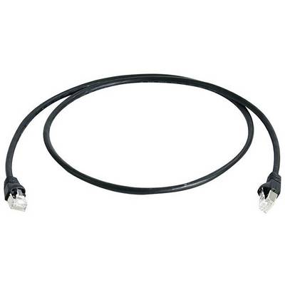 Čiernы ethernetový kábel s konektormi RJ45, používaný pre sieťové pripojenia v počítačových sieťach.