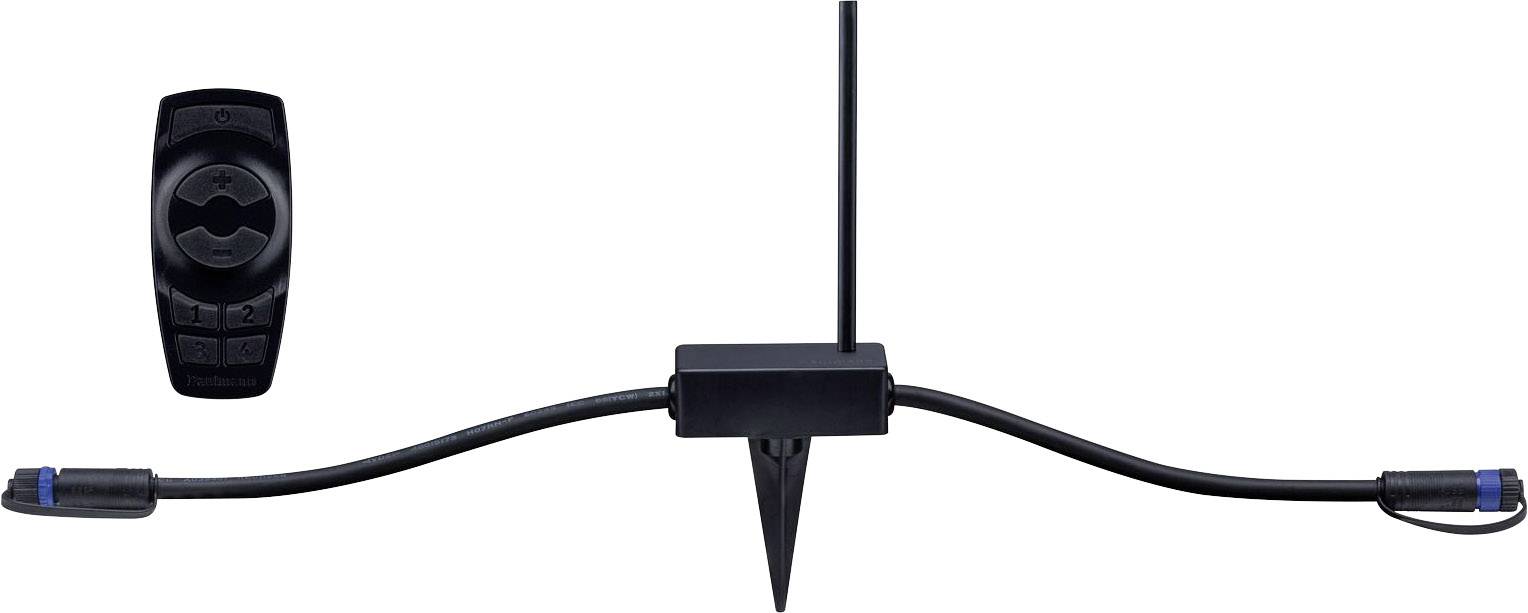 Zavlažovací systém s dvoma čiernymi hadicami a modrou rýchlospojkou, vedľa ktorej je čierna riadiaca jednotka.