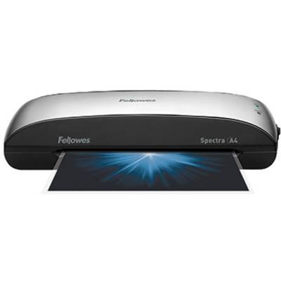 Laminátor Fellowes Spectra A4 počas laminácie dokumentu. Zariadenie je sivé a čierne, dokument zobrazuje modré svetelné vzory.
