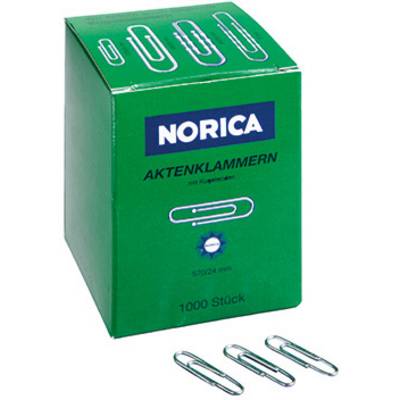 Zelená škatuľka so spinkami, na ktorej je napísané 'NORICA' a '1000 kusov', s troma kancelárskymi sponkami ležiacimi vpredu.
