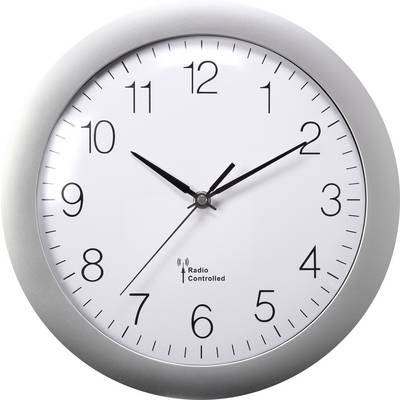 Strieborné analógové rádiovým signálom synchronizované nástenné hodiny s čiernymi ručičkami ukazujú 10:10. Čísla sú jasné a dobre čitateľné.