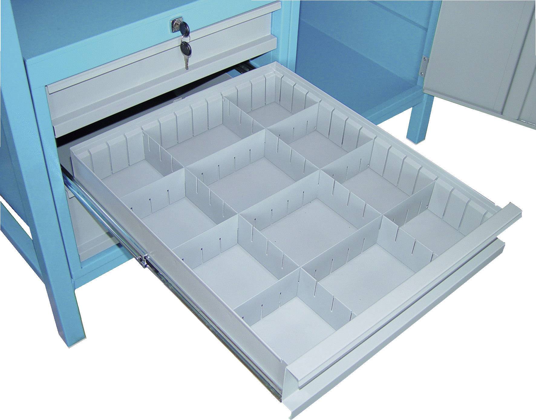 Otvorená modrá kovová skriňa so vysunutou zásuvkou, ktorá je rozdelená na priehradky, vhodná na organizované uskladnenie.