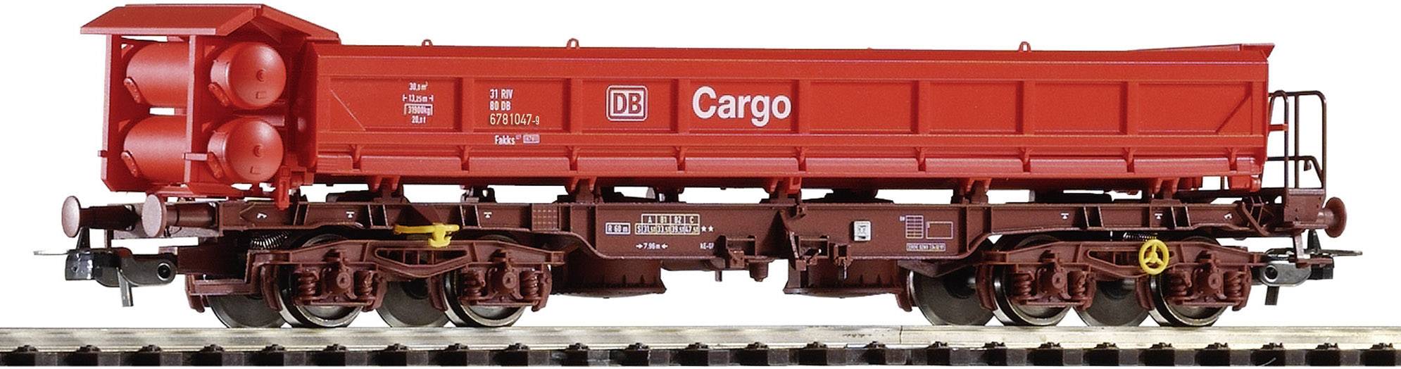Červený model nákladného vagóna spoločnosti 'DB Cargo', umiestnený na koľajniciach, zobrazuje detailné zábery kolies a nápisov.