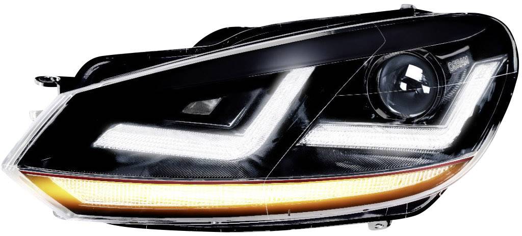 Moderný automobilový svetlomet s LED technológiou; tvarovaný výraznými líniami a integrovaným smerovým svetlom.