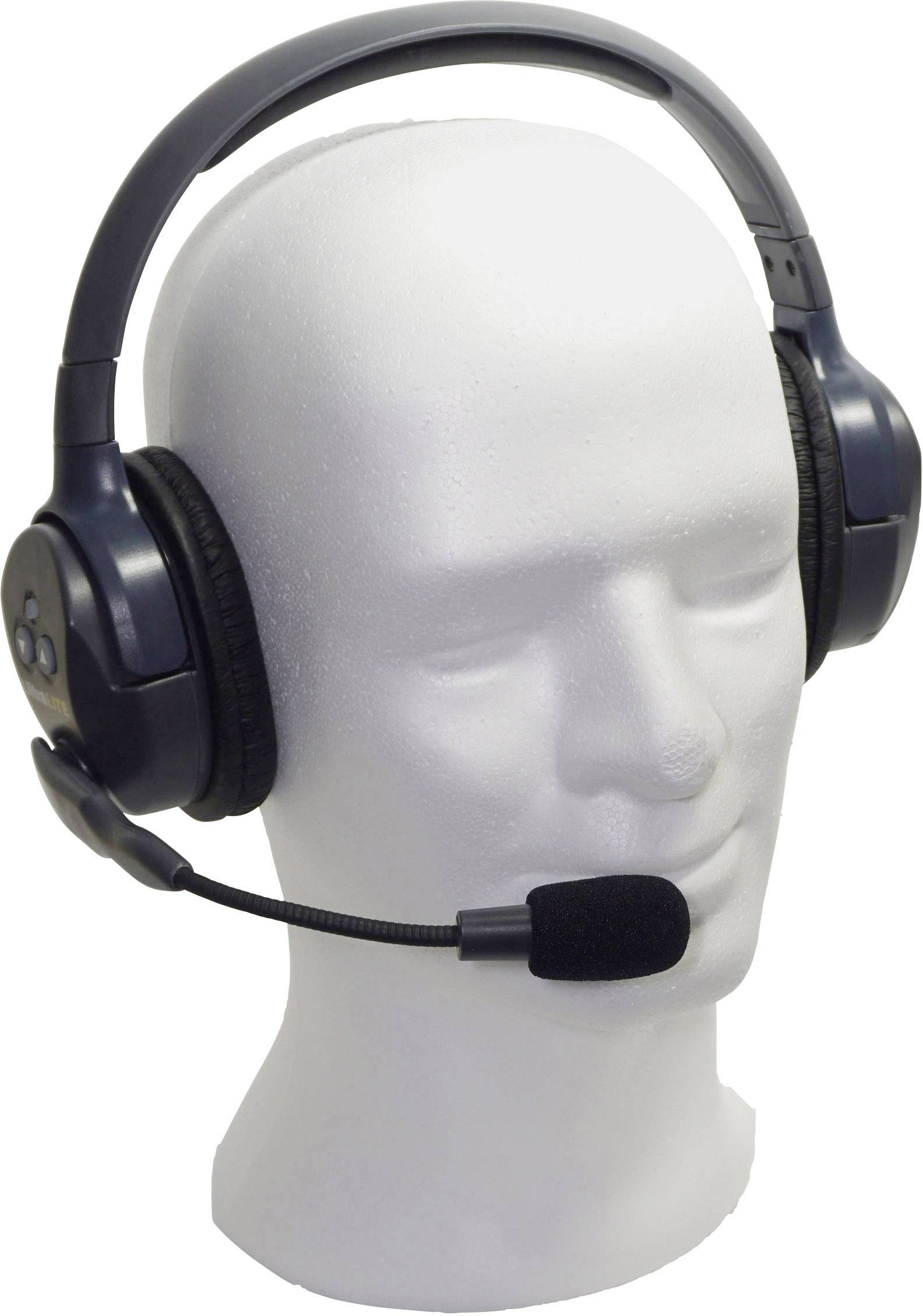 Biela figurína v výklade má nasadené čierne headset s mikrofónom; dôraz je kladený na prezentáciu headsetu.