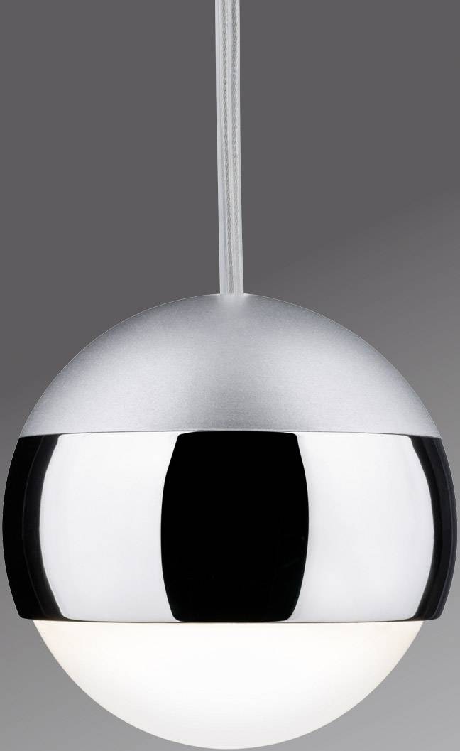 Moderná závesná lampa so strieborným, guľovitým dizajnom, zavesená na kábli. Jednoduché a štýlové osvetľovacie teleso.