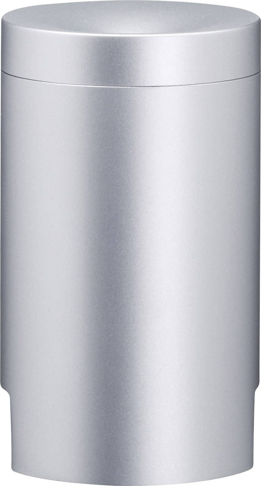 Hladký, valcovitý, strieborný predmet s vekom.