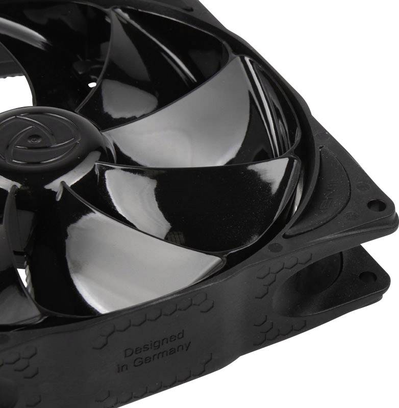 Čierny počítačový ventilátor so žiarivými rotačnými listami, nápis 'Designed in Germany' na boku, detailný záber.