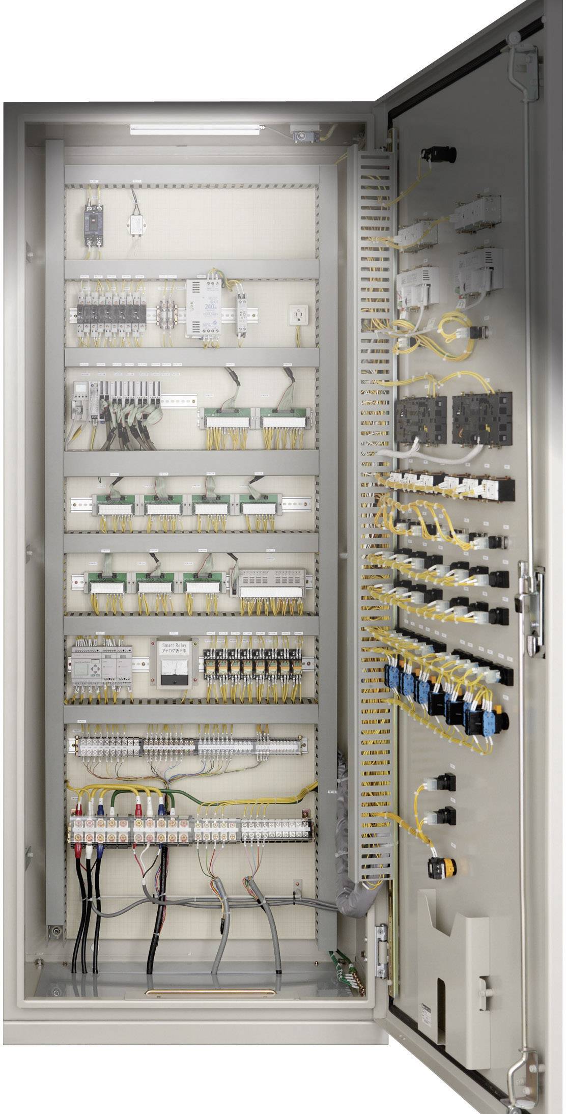 Otvorená rozvodná skriňa ukazuje komplexné zapojenie a elektrické komponenty používané na riadenie a distribúciu energie.
