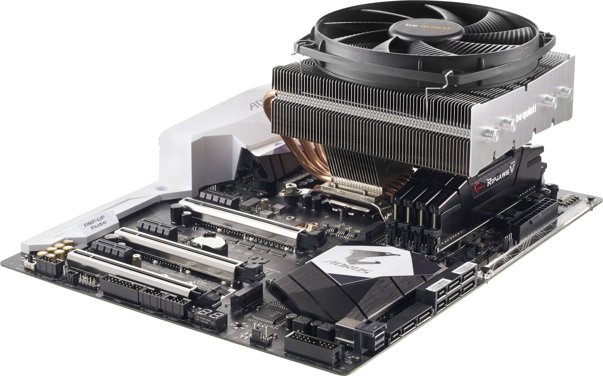 Počítačová základná doska so zobraziteľným chladičom procesora, pamäťovými slotmi RAM a PCIe slotmi. Ventilátor namontovaný na vrchu chladiča.