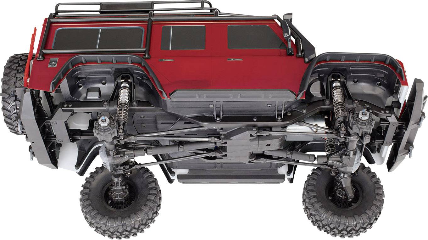 Červené modelové auto viditeľné z pohľadu zdola, zobrazuje odpruženie a nápravy. Dôraz je kladený na technický detailný pohľad spodnej časti.
