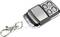 Kľúčenka s diaľkovým ovládačom so štyrmi tlačidlami a kovovým klipom, bežne používaná na otváranie a zatváranie automobilových dverí.