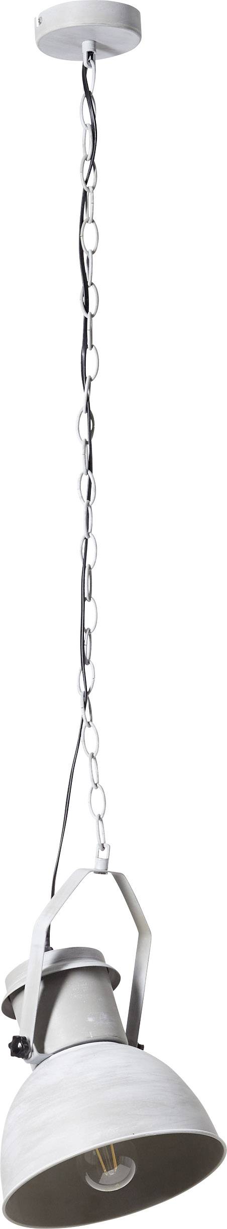 Závesná lampa s kovovým reťazovým závesom a veľkou striebornou tienidlom, vhodná pre industriálny alebo moderný interiérový štýl.