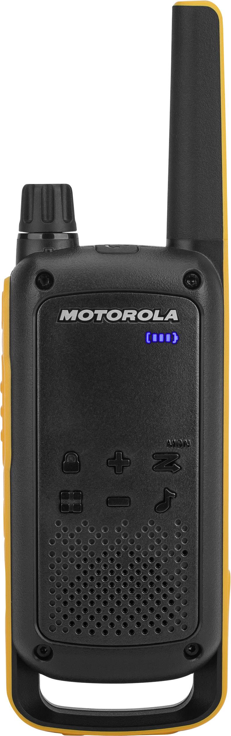 Čierna vysielačka s oranžovými akcentmi, viacerými tlačidlami a anténou. Logo Motorola je viditeľné v hornej časti zariadenia.