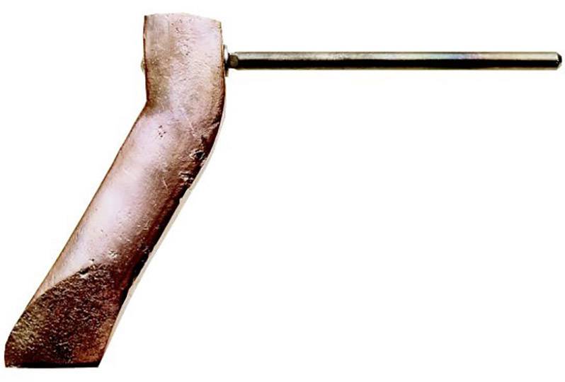 Antický bronzový artefakt s dlhou, valcovitou rukoväťou a ohnutou, opotrebovanou hlavou, pravdepodobne nástroj alebo zbraň.