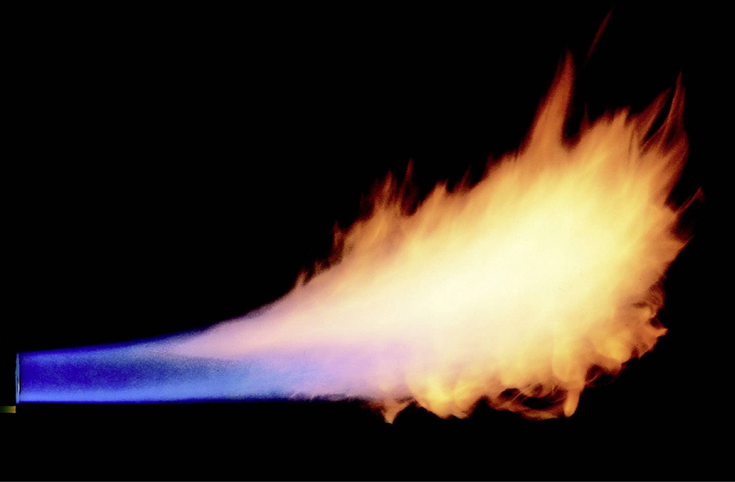 Modrooranžový plameň z Bunsenova horáka zobrazuje živý oheň, ktorý symbolizuje teplo alebo energiu.